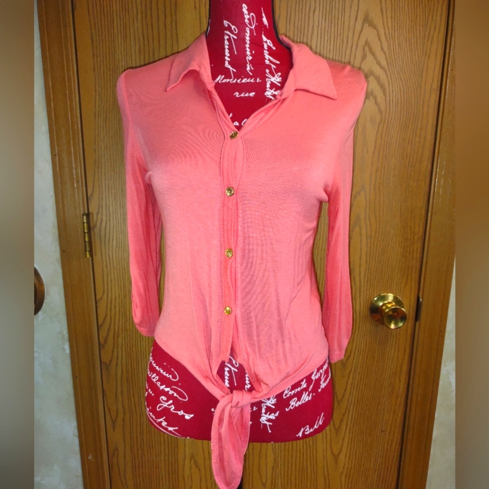 Blouse tails in the front. Small